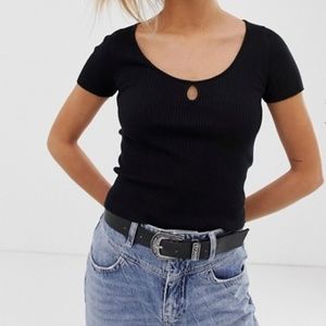RIBBED BLACK KEYHOLE TOP